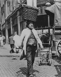 Portadores de pescado en el mercado de Billingsgate, 1893